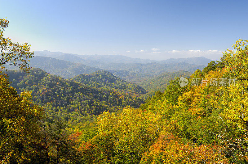 Cherohala Skyway在10月底，NC，美国